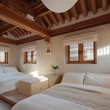 The Korean Traditional Hanok In Downtown Seoul For Convenient Public Transportation - Seoul Ari